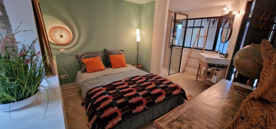 Bed, Photo of the whole room, Bedroom