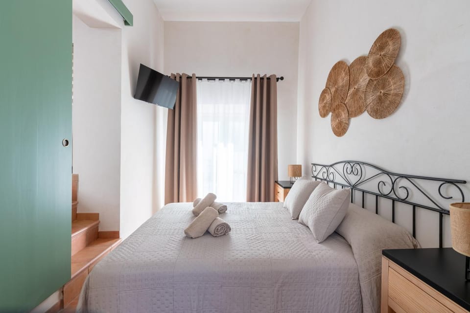 Bed, TV and multimedia, Photo of the whole room, Bedroom, towels