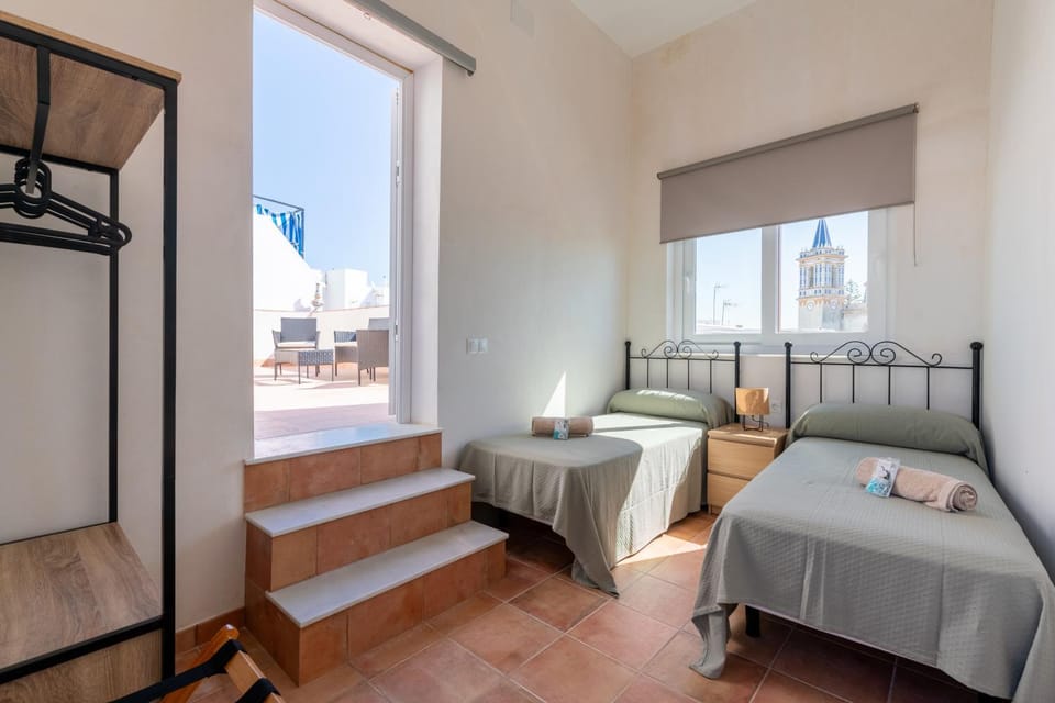 Bed, Balcony/Terrace, Photo of the whole room, Bedroom, Sea view, Street view, towels, air conditioner