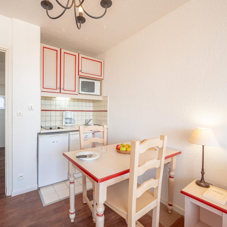 Kitchen or kitchenette, Dining area, oven, stove