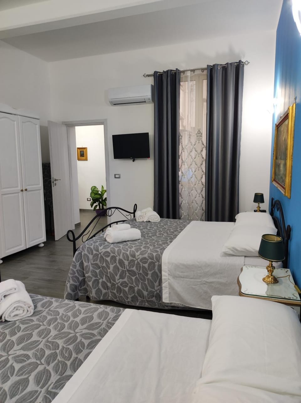 Bed, TV and multimedia, Photo of the whole room, Bedroom, towels, wardrobe