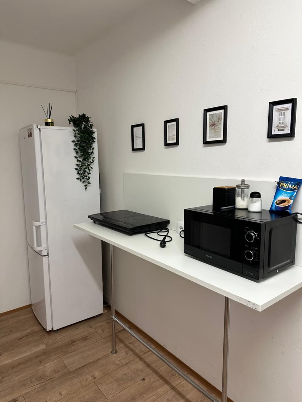 Kitchen or kitchenette, oven
