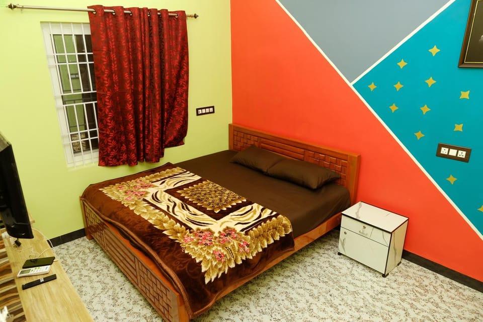 Photo of the whole room, Bedroom