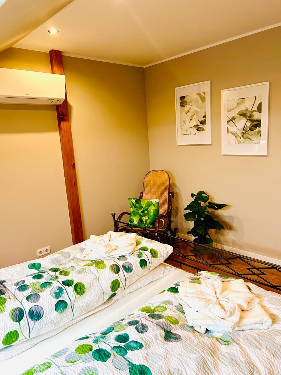 Bed, Photo of the whole room, Bedroom