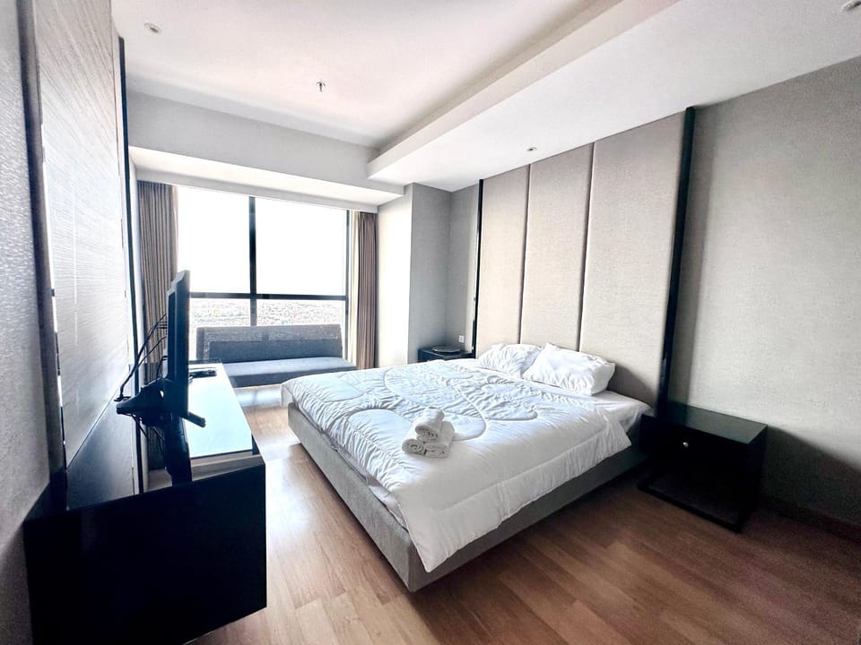 Bed, Photo of the whole room, Bedroom, towels