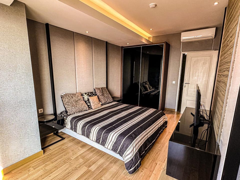 TV and multimedia, Photo of the whole room, Bedroom, wardrobe, air conditioner