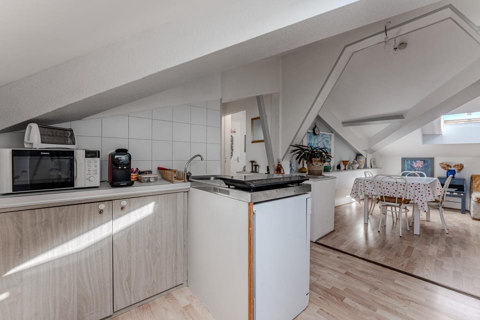 Property building, Kitchen or kitchenette, Living room
