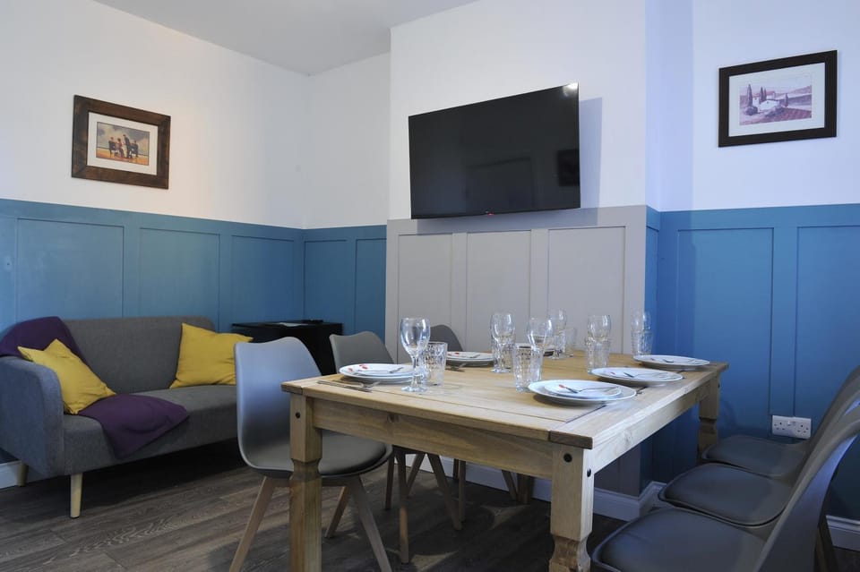 Communal lounge/ TV room, TV and multimedia, Living room, Seating area, Dining area