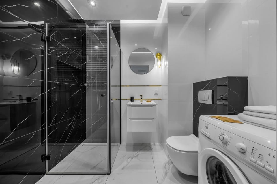 Shower, Toilet, Bathroom, towels, washing machine