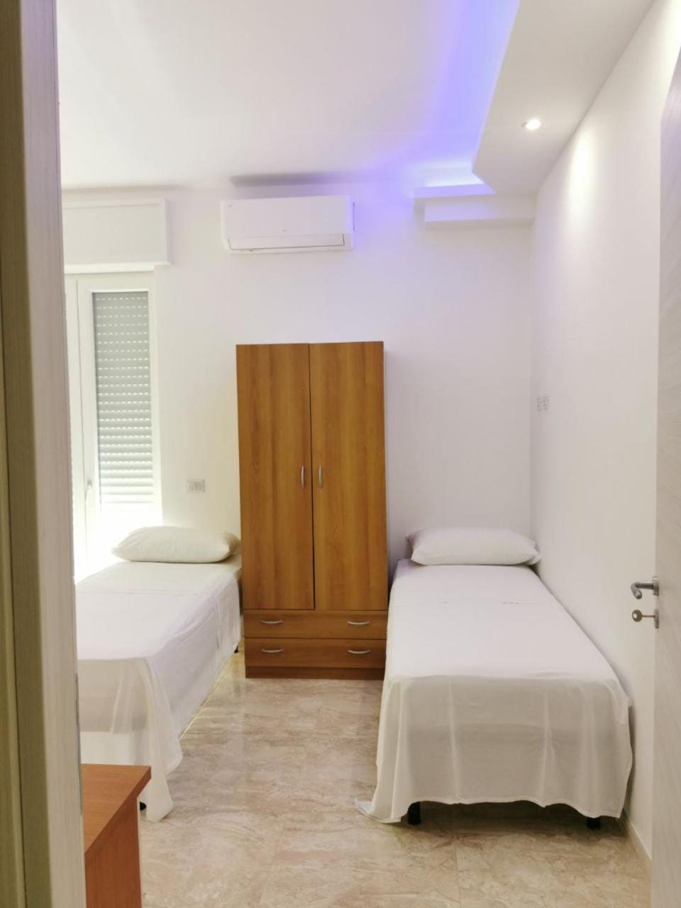 Bed, Bedroom, wardrobe, air conditioner