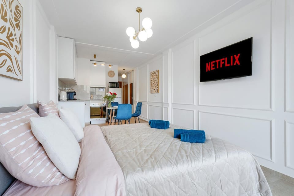 Bed, TV and multimedia, Living room, Dining area