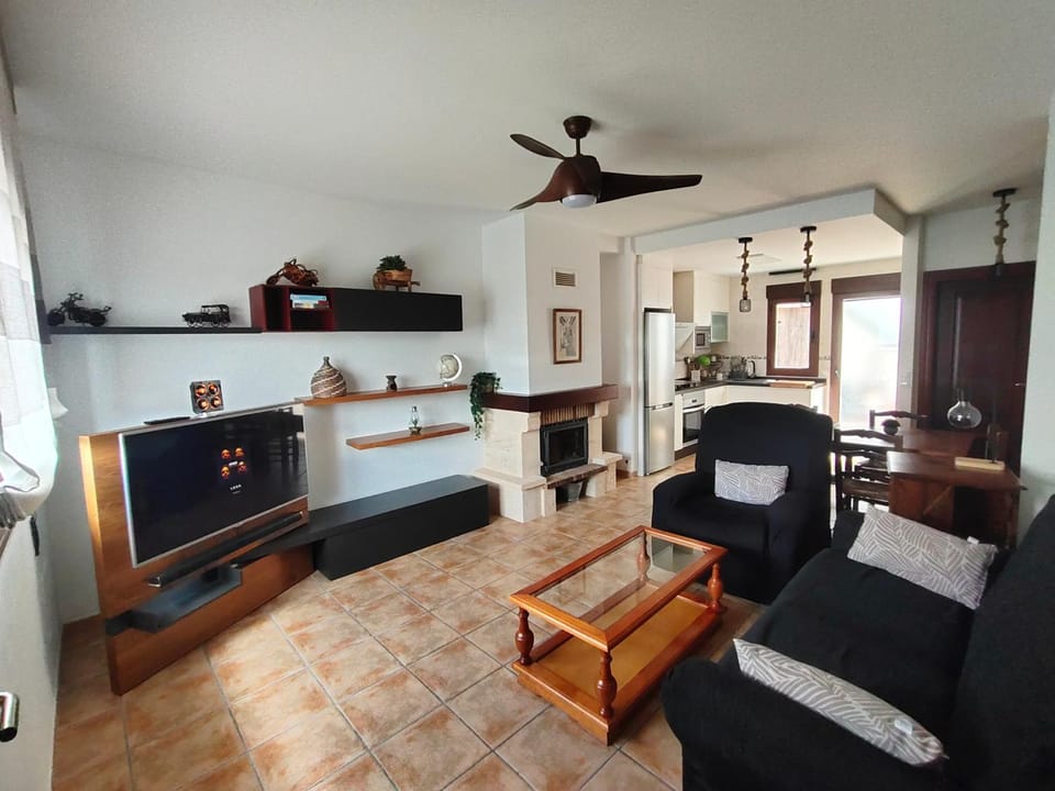 Communal lounge/ TV room, Dining area, fireplace