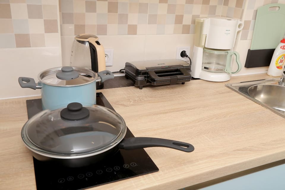 Coffee/tea facilities, Kitchen or kitchenette, stove, toaster