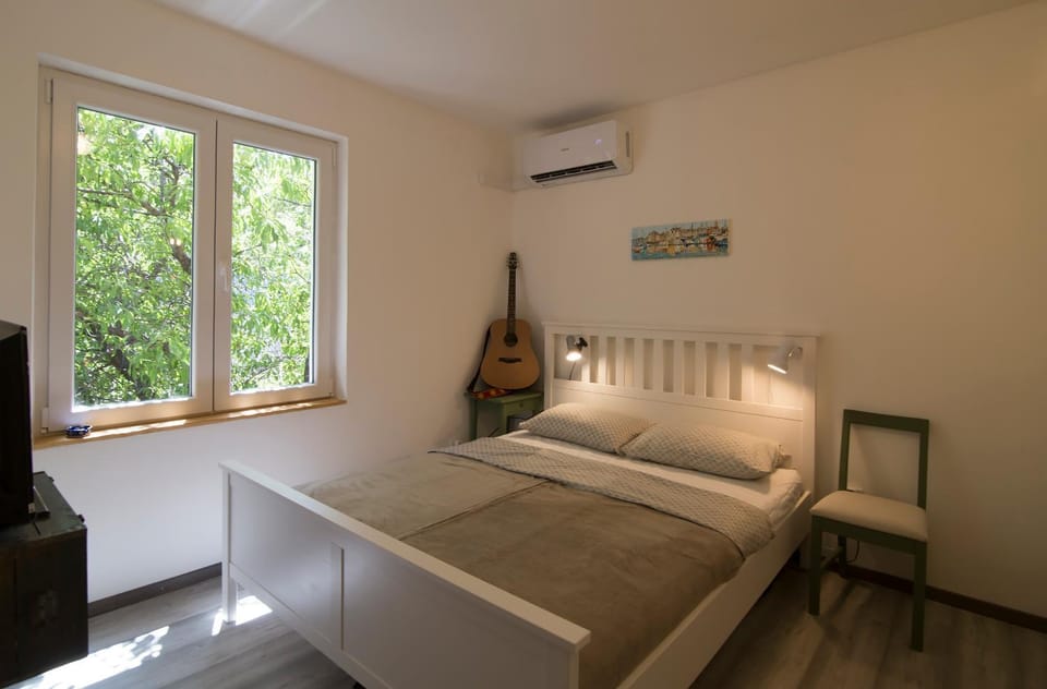 Bedroom, air conditioner