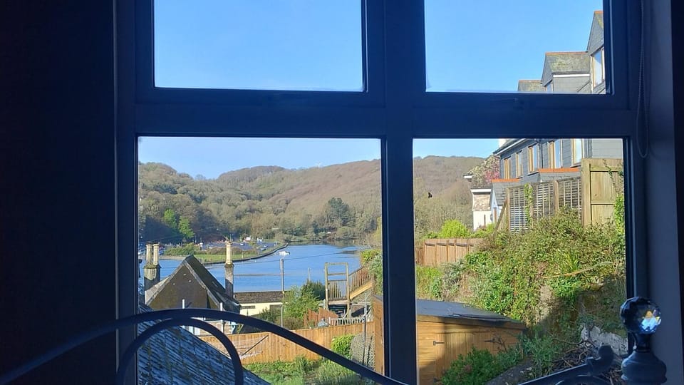 Driftwood in Looe River view and parking House in Looe