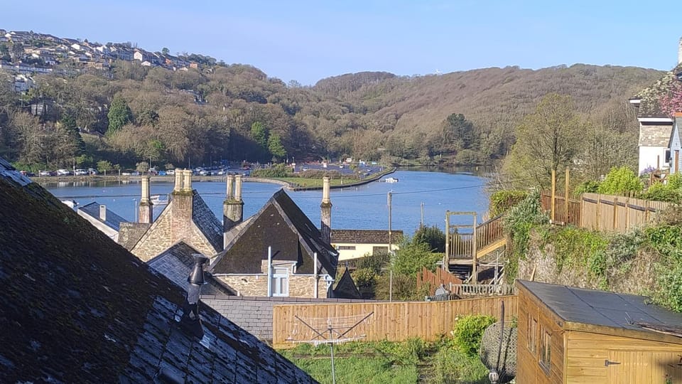 Driftwood in Looe River view and parking House in Looe