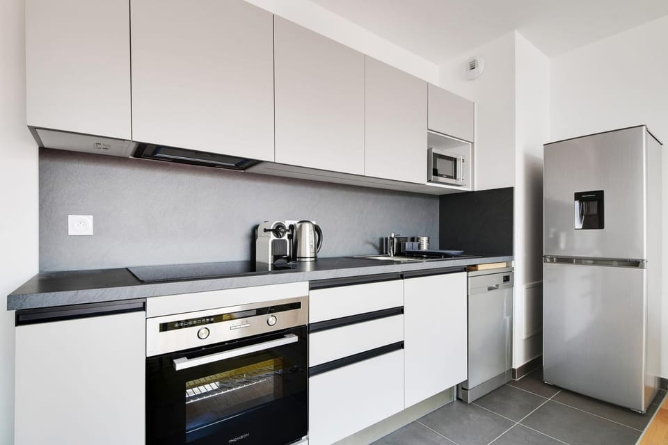 Coffee/tea facilities, Kitchen or kitchenette, dishwasher, oven, stove, toaster