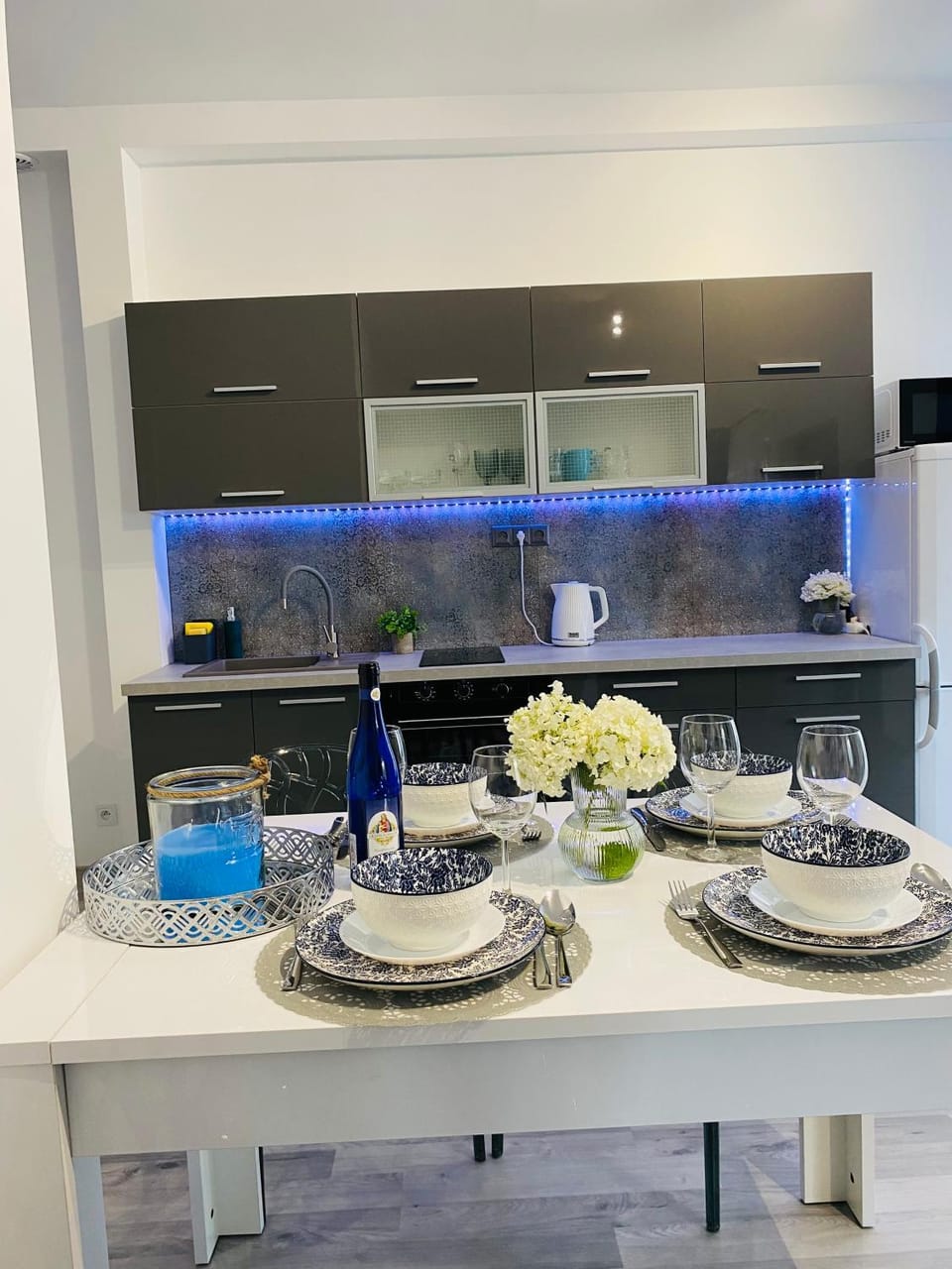Kitchen or kitchenette, Food and drinks, Dining area, Food
