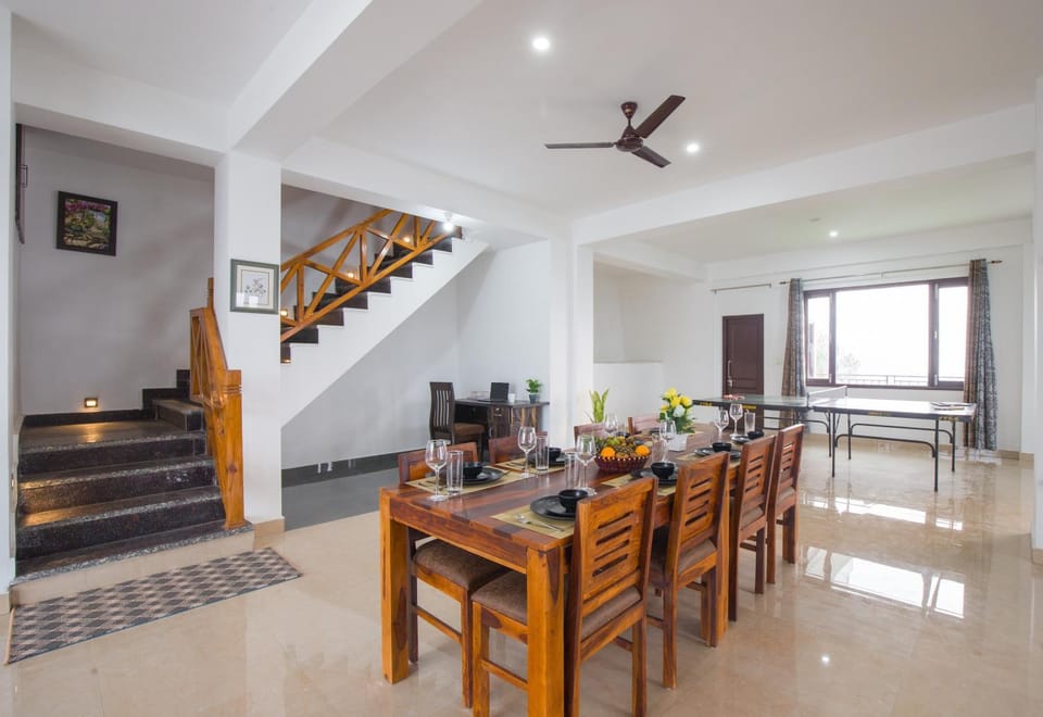 TV and multimedia, Living room, Seating area, Dining area, Breakfast, fireplace