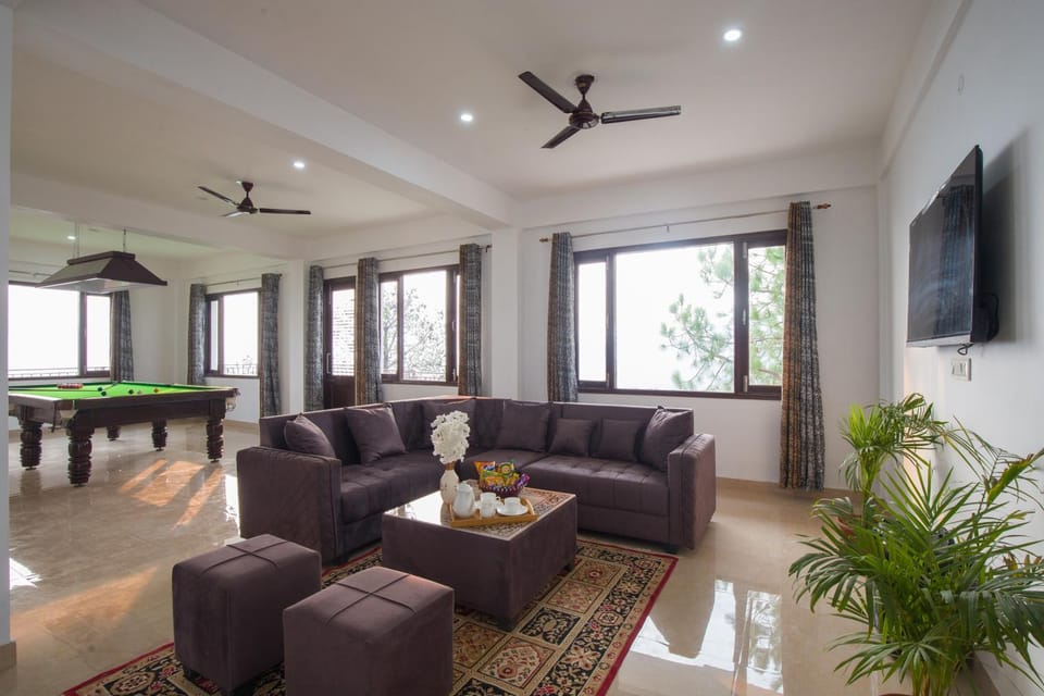 Communal lounge/ TV room, Living room, Seating area, Dining area, Evening entertainment, fireplace