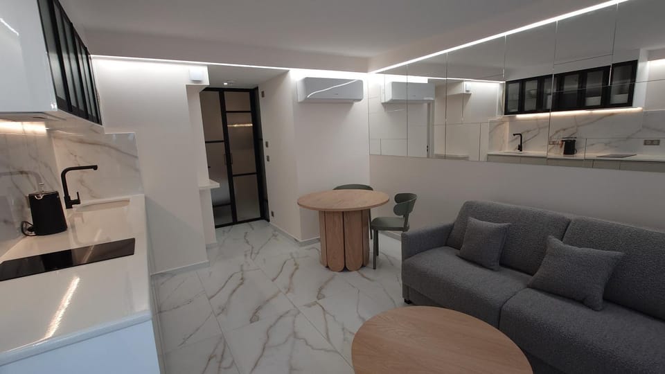Kitchen or kitchenette, Seating area