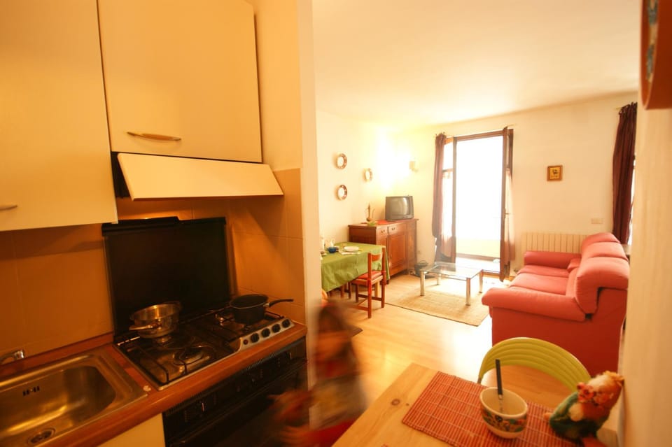 Kitchen or kitchenette, Dining area, stove