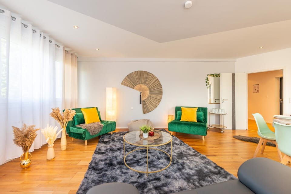 TV and multimedia, Living room, Seating area, Dining area, internet, air conditioner