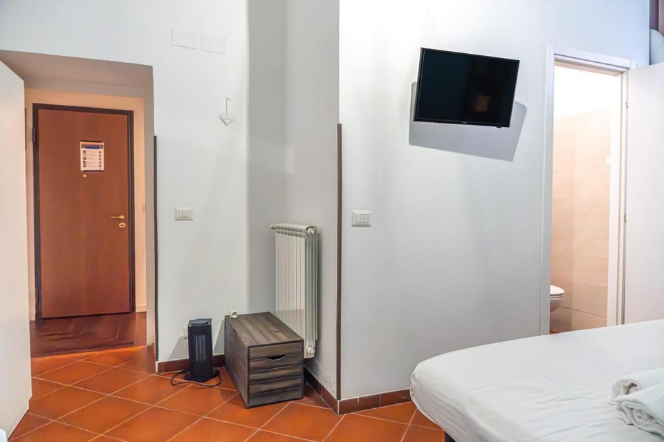 Bed, TV and multimedia, Photo of the whole room