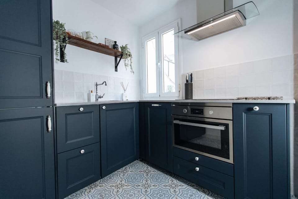 Kitchen or kitchenette, dishwasher, oven, stove