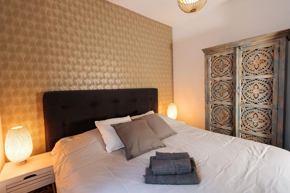 Bed, Photo of the whole room, Bedroom, towels, wardrobe