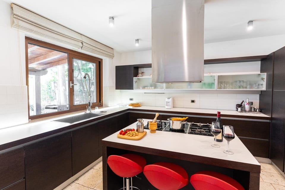 Kitchen or kitchenette, Dining area, stove