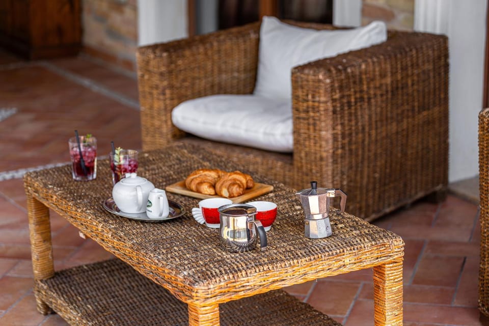 Coffee/tea facilities, Living room, Food and drinks, Seating area, Dining area, Food, Breakfast, Drinks