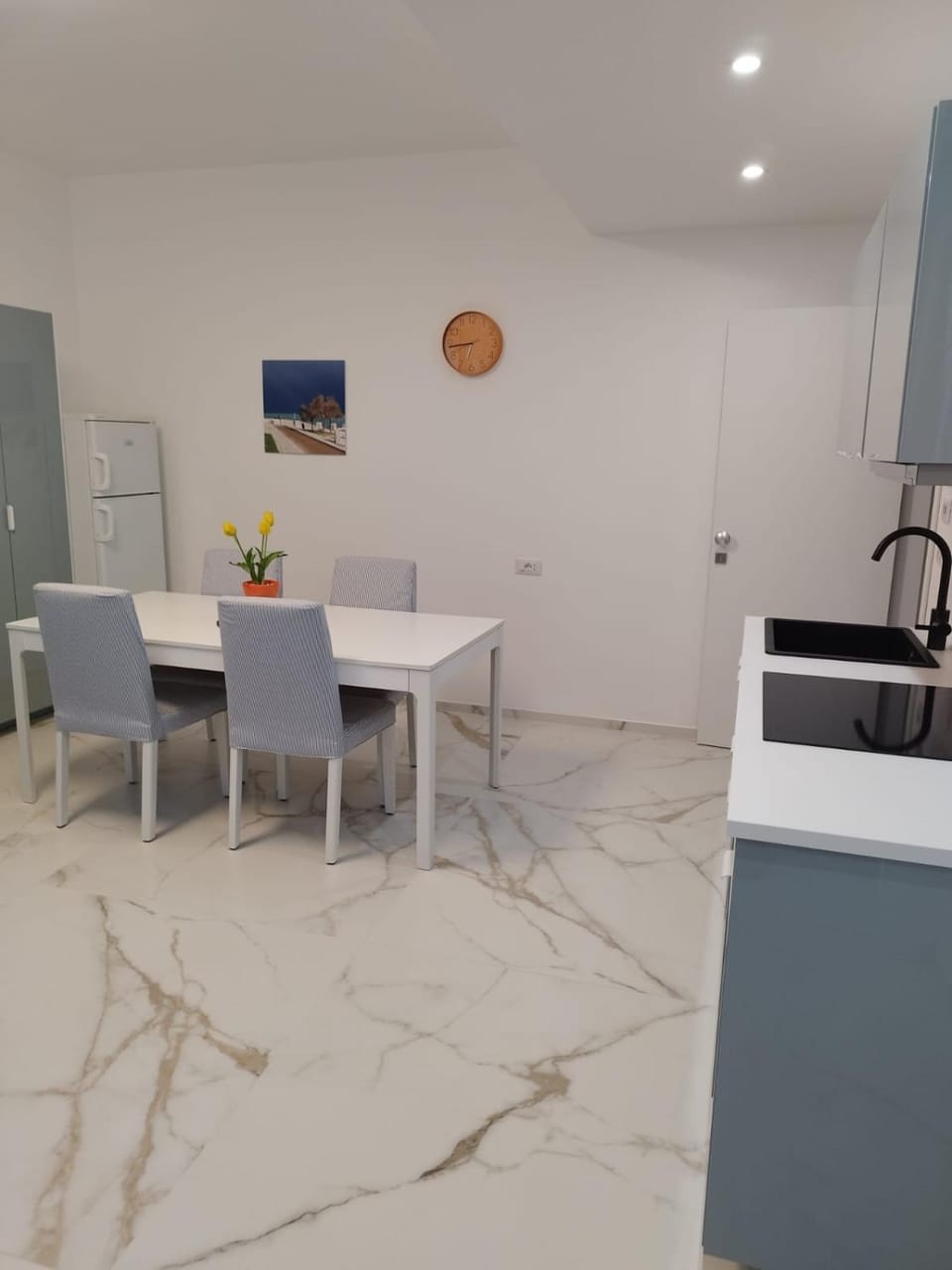 Kitchen or kitchenette, Photo of the whole room, Dining area