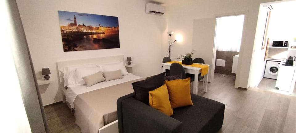 Bed, Kitchen or kitchenette, Photo of the whole room, Seating area, Bedroom, air conditioner
