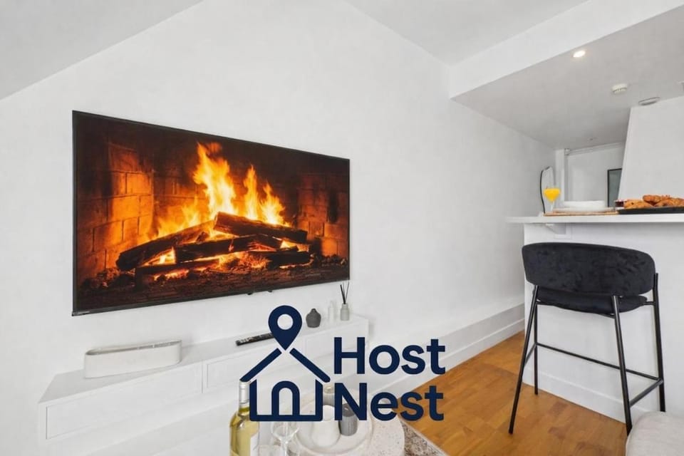 Charming Eiffel Tower view Nest in Paris 8th Apartment in Paris