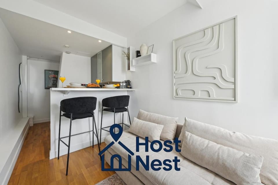 Charming Eiffel Tower view Nest in Paris 8th Apartment in Paris