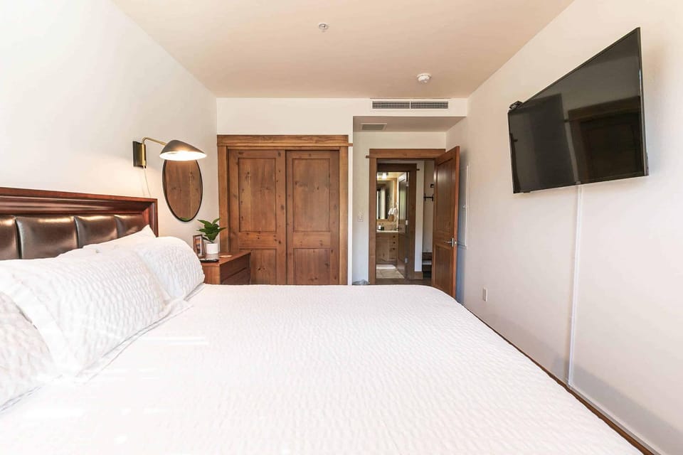 Iron Horse Lodge South 406 by East West Hospitality Apartment in Northstar Drive