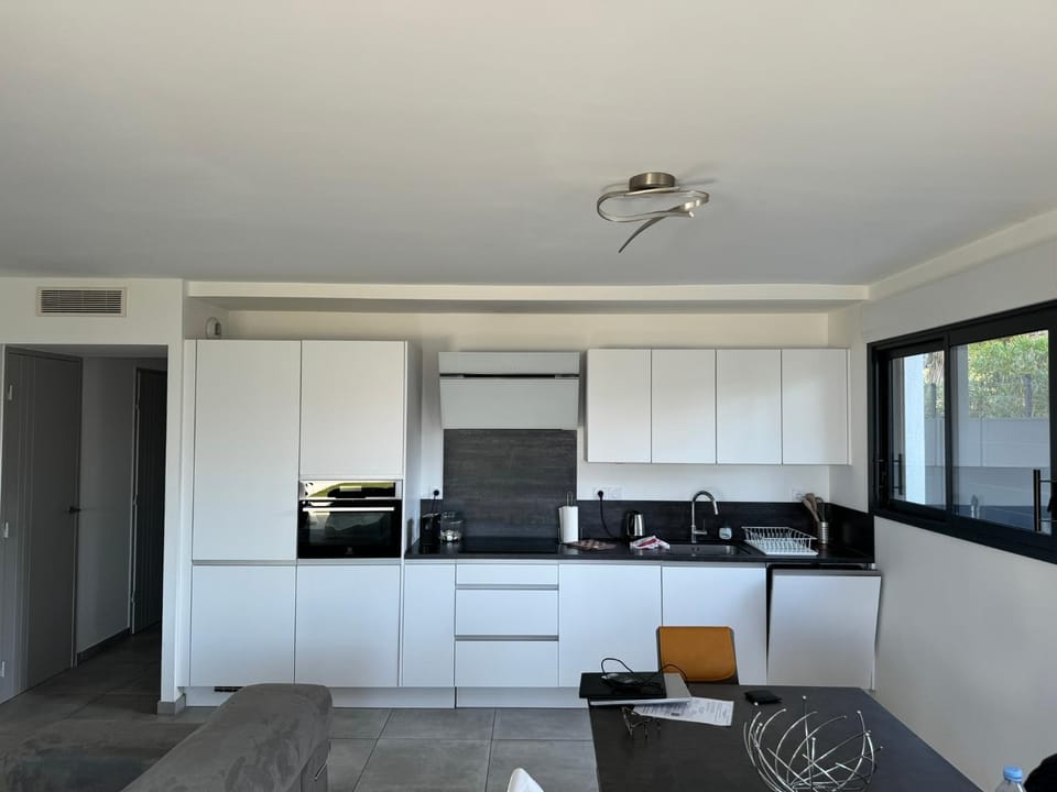 T3 NEUF AVEC TERRASSE ET JARDIN FACE a LA MER Apartment in Sanary-sur-Mer