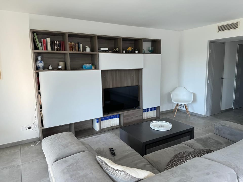 T3 NEUF AVEC TERRASSE ET JARDIN FACE a LA MER Apartment in Sanary-sur-Mer