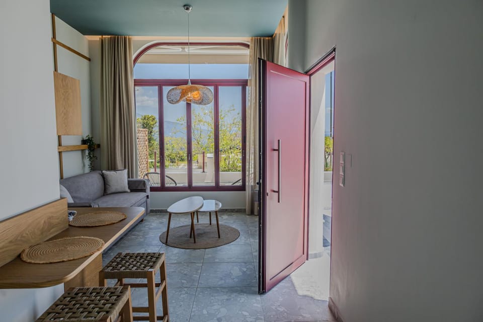 View (from property/room), Kitchen or kitchenette, Photo of the whole room, Seating area, Mountain view, Sea view, Street view