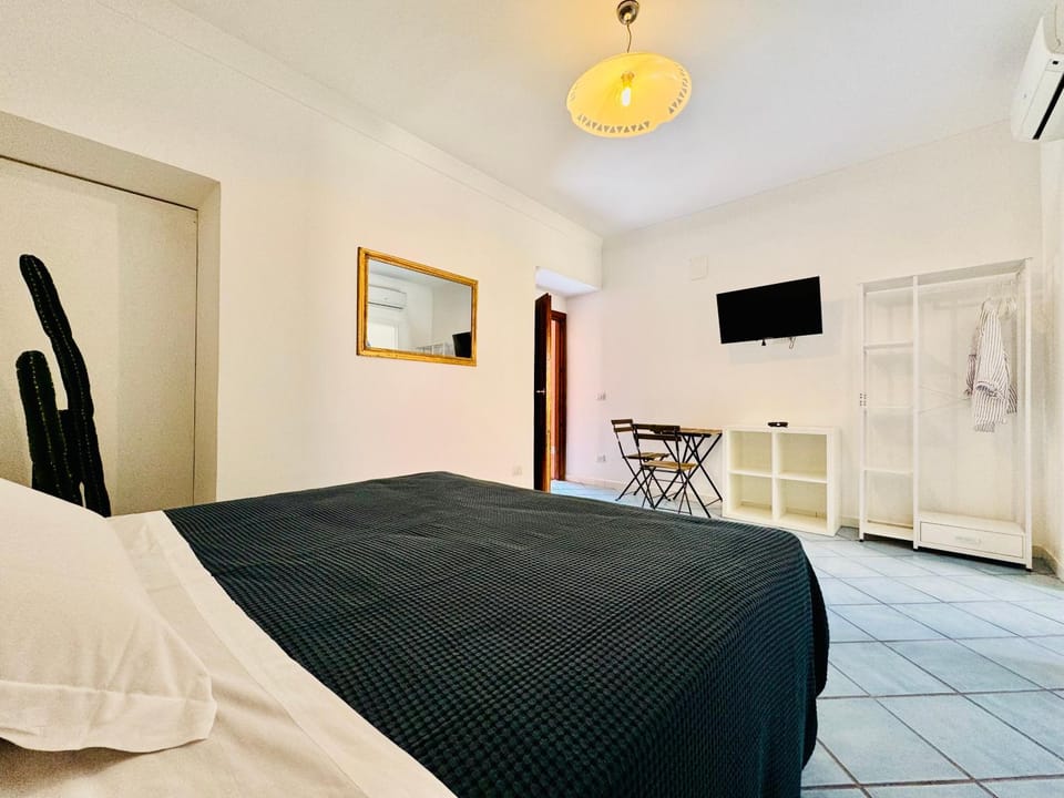 Bed, TV and multimedia, Bedroom
