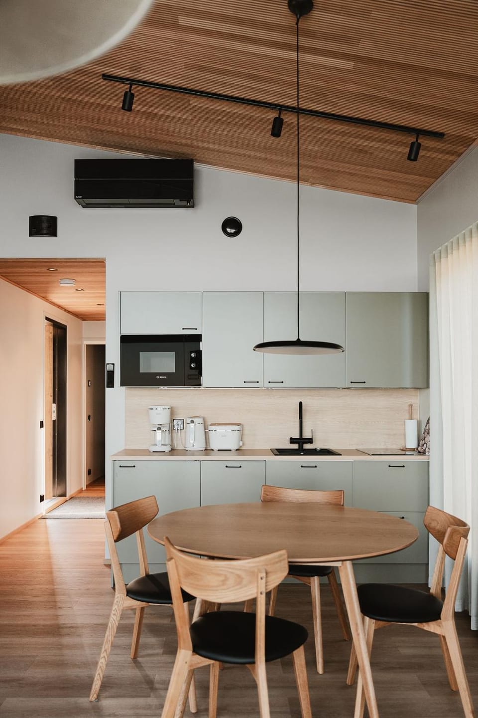 Kitchen or kitchenette, Dining area