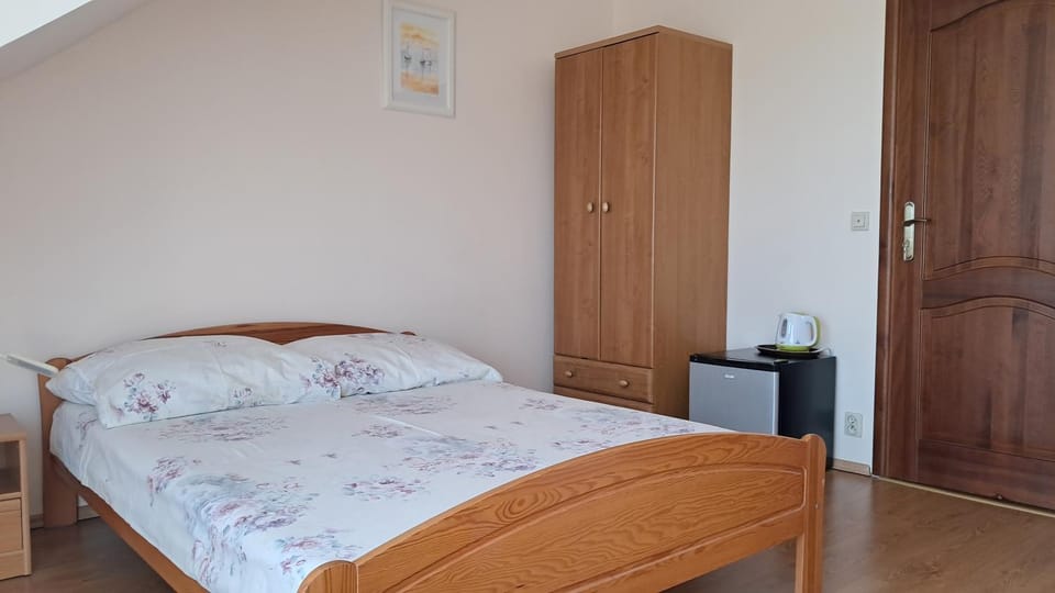 Bed, Photo of the whole room, wardrobe
