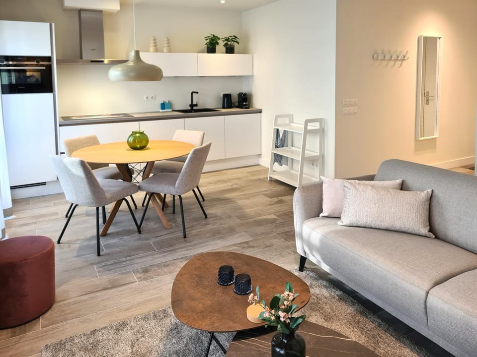 Kitchen or kitchenette, Seating area