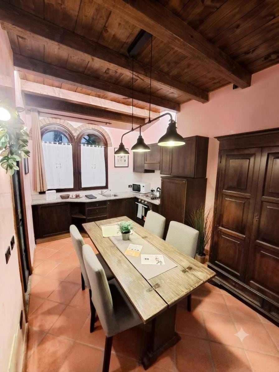 Photo of the whole room, Dining area, Lunch, stove