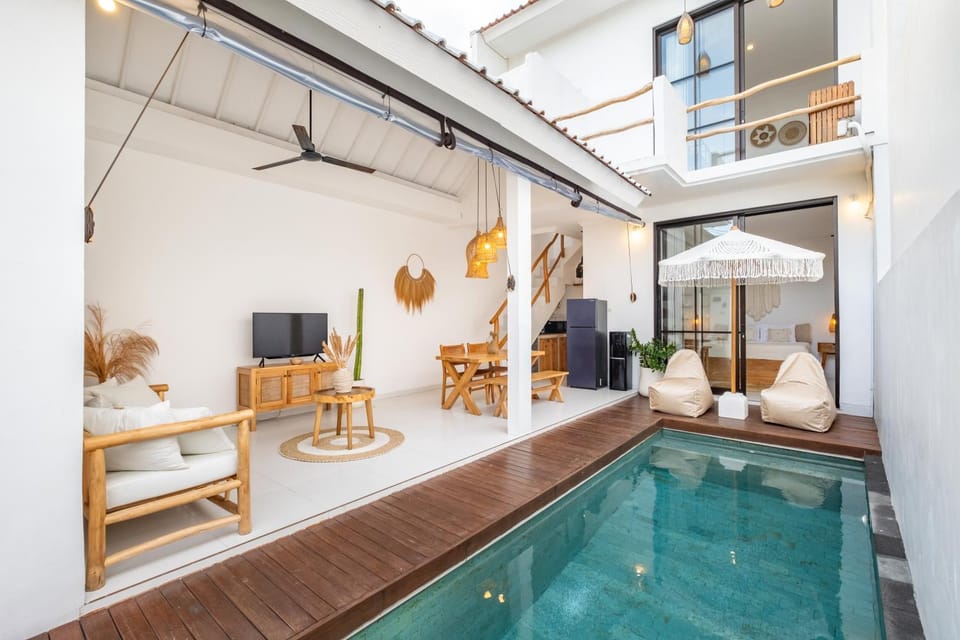 Patio, Communal lounge/ TV room, TV and multimedia, Pool view, Swimming pool, sunbed
