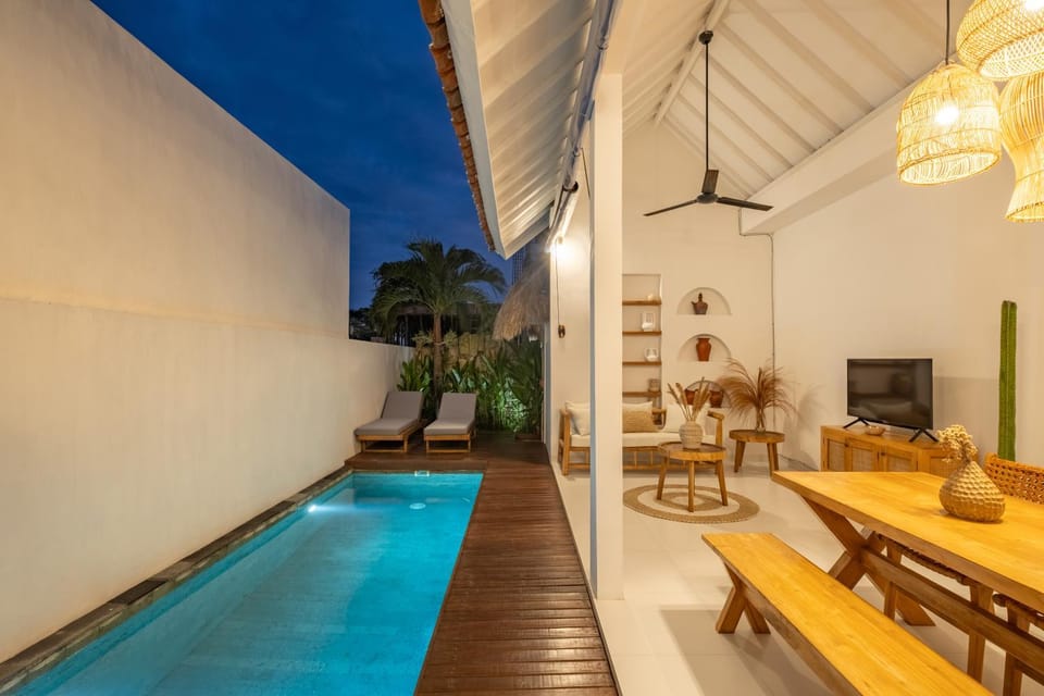 Communal lounge/ TV room, Night, TV and multimedia, Food, Pool view