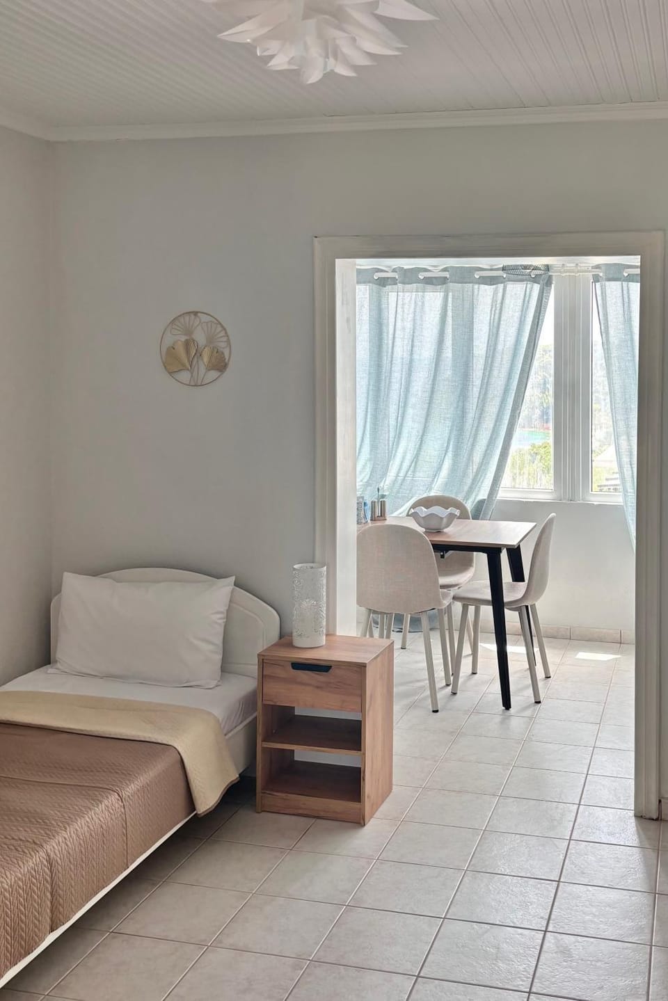 Bed, Living room, Photo of the whole room, Seating area, Dining area, Bedroom