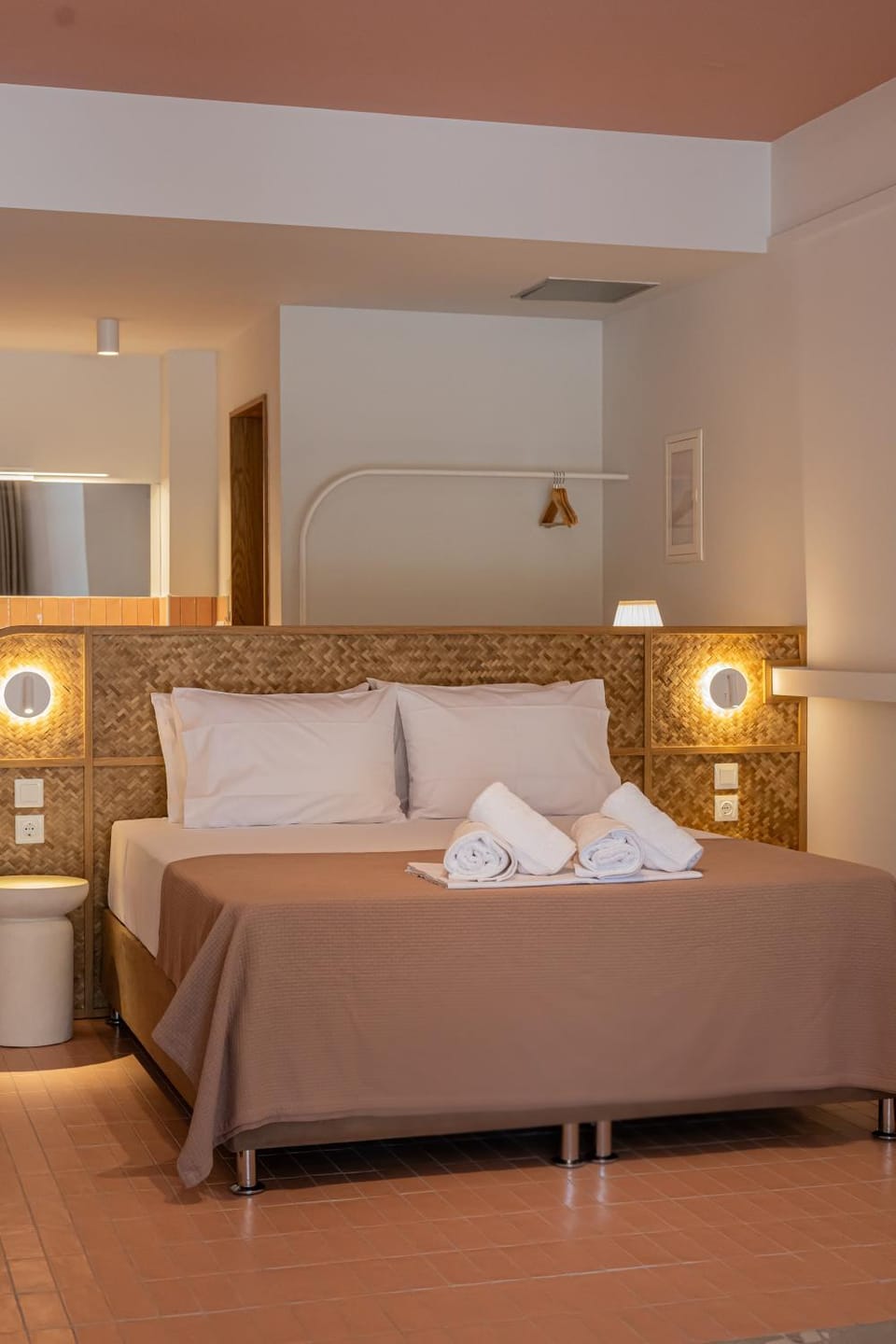Bed, towels