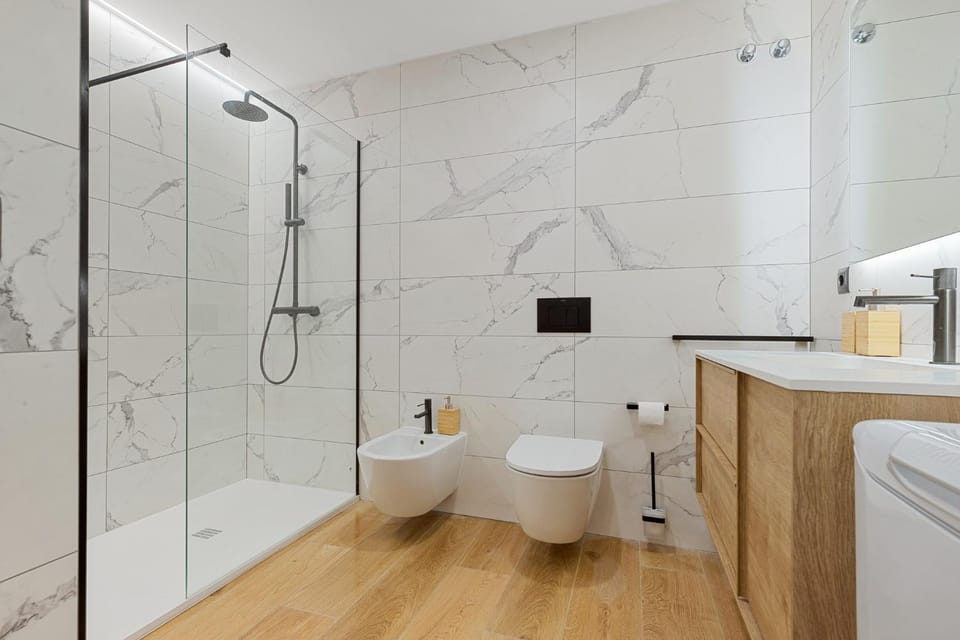Shower, Toilet, Bathroom, towels